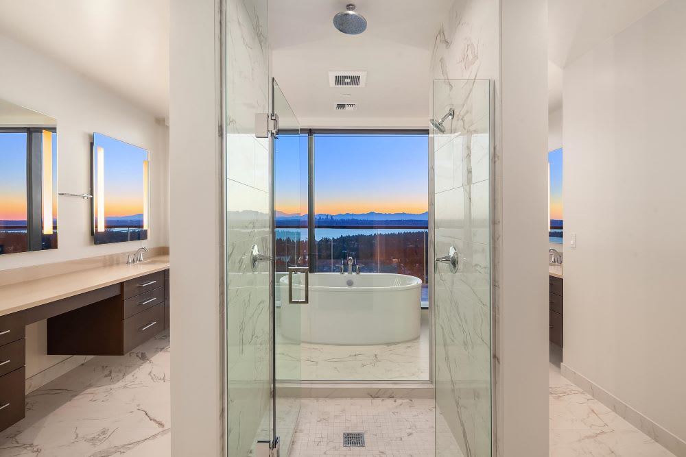Two Lincoln Tower Bathroom with Shower and Bathtub